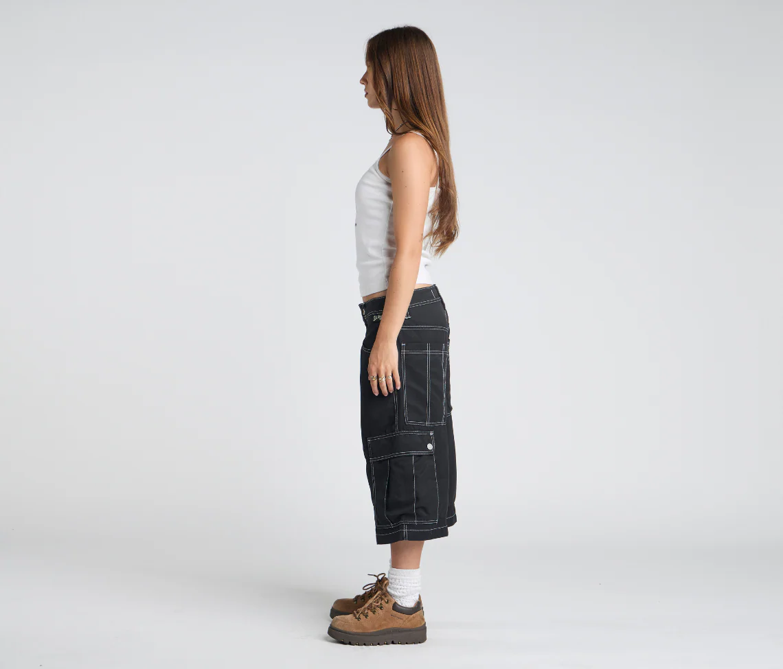 W HYDRO CHILL MICROSUEDE CARGO SHORT 15" INSEAM BLACK - Image 3